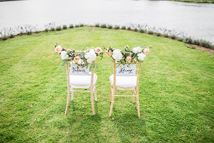 Яркая и воздушная фотография двух украшенных свадебных стульев для использования в качестве фона для свадебного портрета