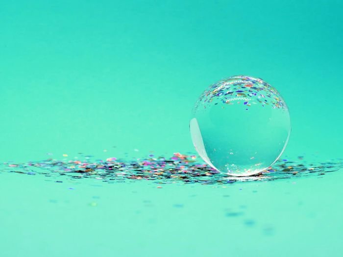 интересное фото мыльного пузыря на зеленом фоне