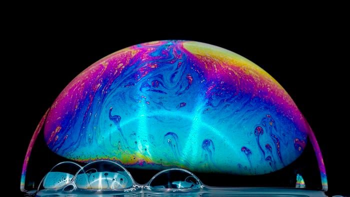 макрофотография мыльного пузыря в цветах радуги