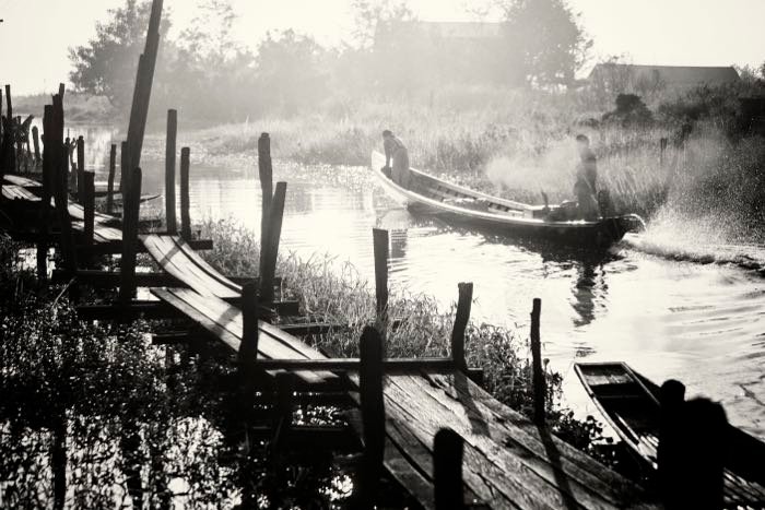 Поразительные монохромные изображения деревянного моста и маленькой лодки