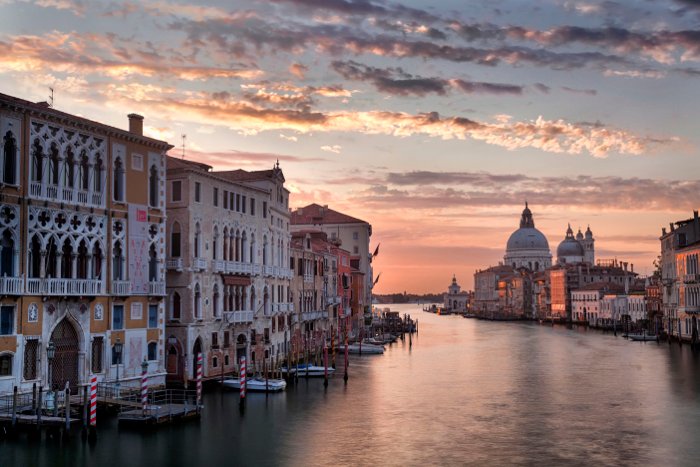 В безмятежной фотографии зданий и воды Венеции использовано цифровое смешивание для баланса экспозиции по всему кадру.
