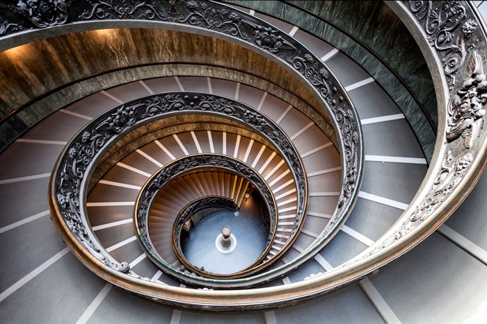Фотография лестницы в Венеции, для удаления всех людей из кадра использовался инструмент медианного суммирования в Photoshop.