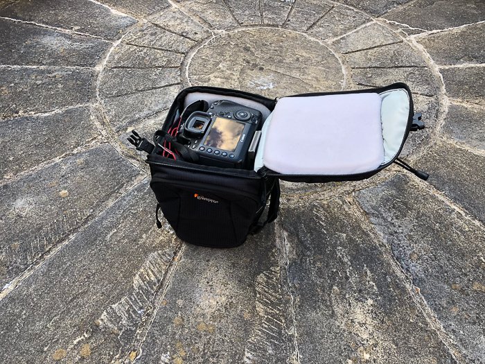 сумка для DSLR-камеры с верхней загрузкой на каменной площадке