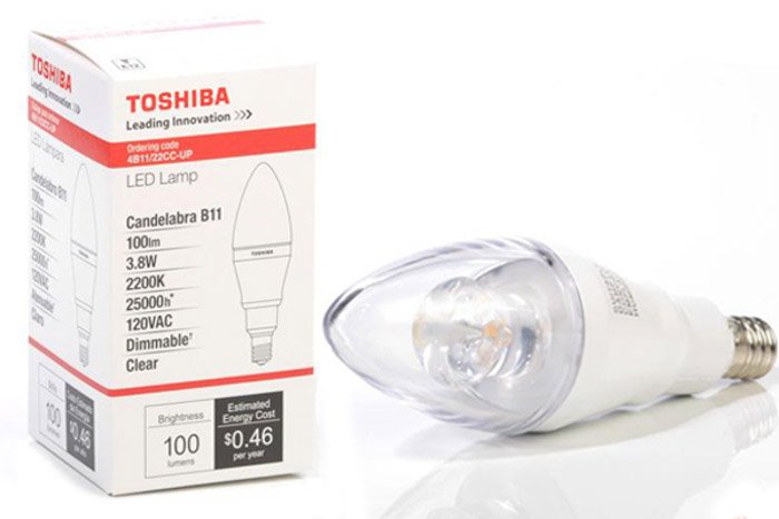 светодиодная лампа Toshiba рядом с упаковкой