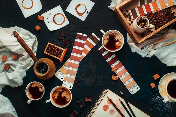 Тематический натюрморт бариста с кофейными чашками, таблицами цветов и другой утварью