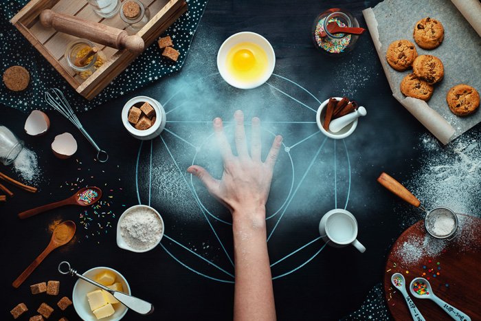 Оккультная тематическая фотография еды плоский натюрморт с рукой и продуктами на темной поверхности