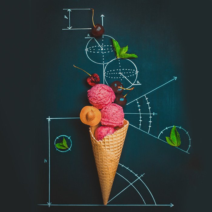 Креативный натюрморт с рожком мороженого на поверхности меловой доски