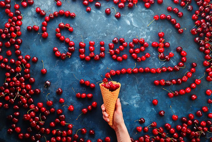 Идея плоской фотографии: Забавная фотография еды с вишнями, пишущими слово 