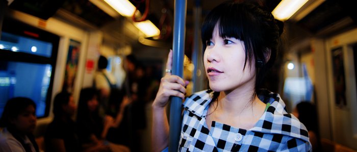 Портрет девушки, стоящей на поезде