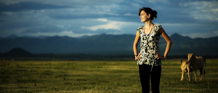 Атмосферный снимок девушки, стоящей в сельской местности