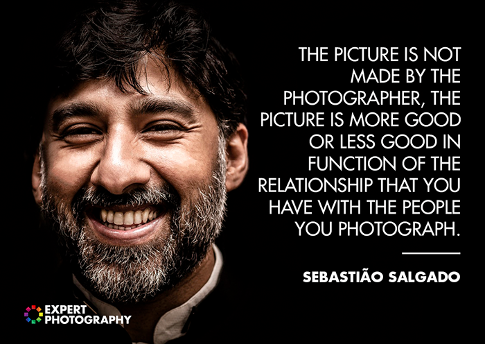 Портрет улыбающегося бородатого мужчины крупным планом на темном фоне, наложенный на цитату из Себастьяо Сальгадо - хорошие цитаты о фотографии от известных фотографов