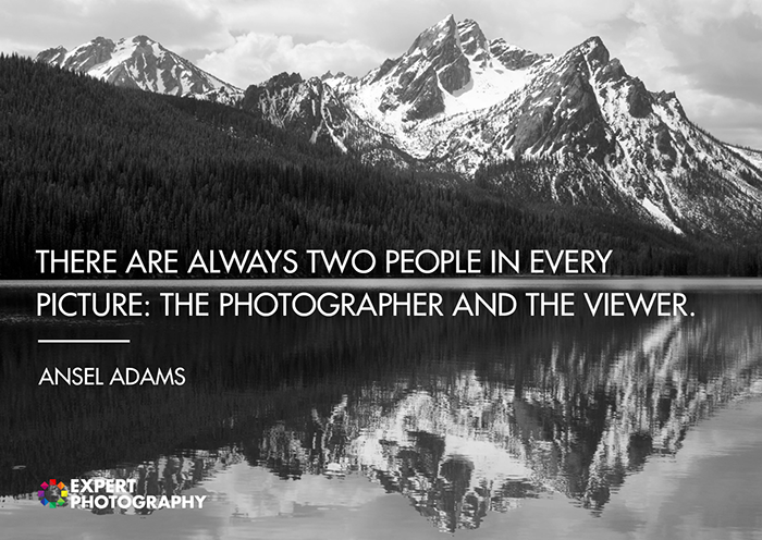 Величественный черно-белый снимок горного пейзажа, на который наложена цитата Анселя Адамса о хорошей фотографии