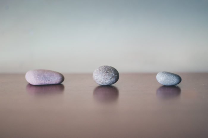 Композиция: фото трех камней, расположенных в линию