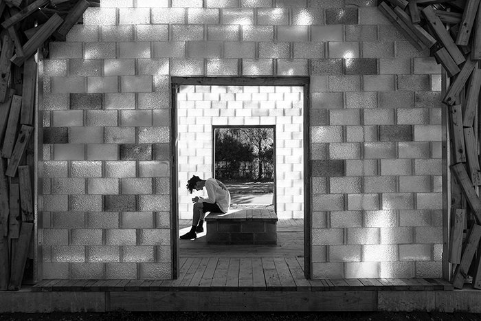 Черно-белый снимок посетителя в The Glass Pavilion 2017 Грегора Крегара, освещение уличной фотографии