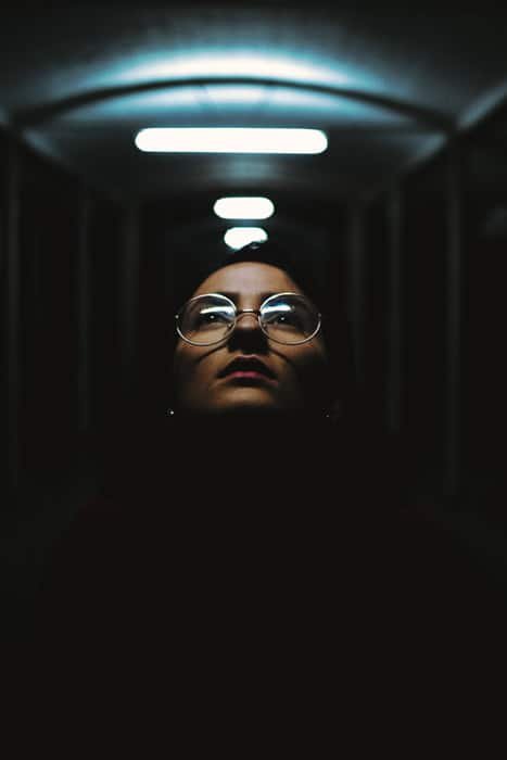 Атмосферный портрет девушки в темном туннеле