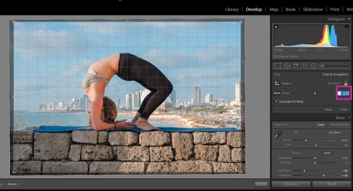 использование сетки в lightroom для выравнивания фотографии женщины в позе йоги на каменной кирпичной стене