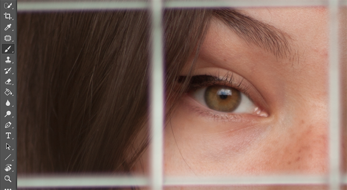 Крупный план глаз девушки с забором перед ней, открытым для редактирования