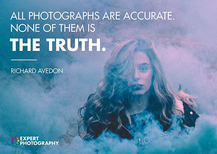 Атмосферный портрет модели, выходящей из цветного дыма, наложенный на цитату известного фотографа Ричарда Авендона о том, что делает фотографию хорошей