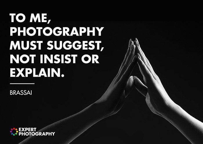 Черно-белый снимок двух соприкасающихся рук, наложенный на цитату из Брассая о том, что делает фотографию хорошей