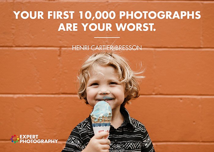 Яркий и жизнерадостный портрет маленькой Бу, которая ест мороженое перед красной кирпичной стеной, наложенный на цитату из Анри Картье Брессона - хорошие цитаты о фотографии от известных фотографов