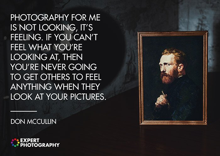 Темное и атмосферное изображение портрета в рамке, наложенное на цитату Дона Маккаллина о том, что делает фотографию хорошей