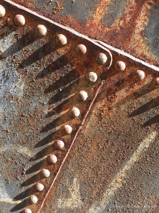 Крупный план ржавой металлической детали машины, снятый фотокамерой iPhone
