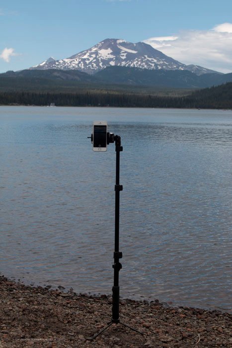 Использование штатива для фото на iphone, направленного на озеро и горы