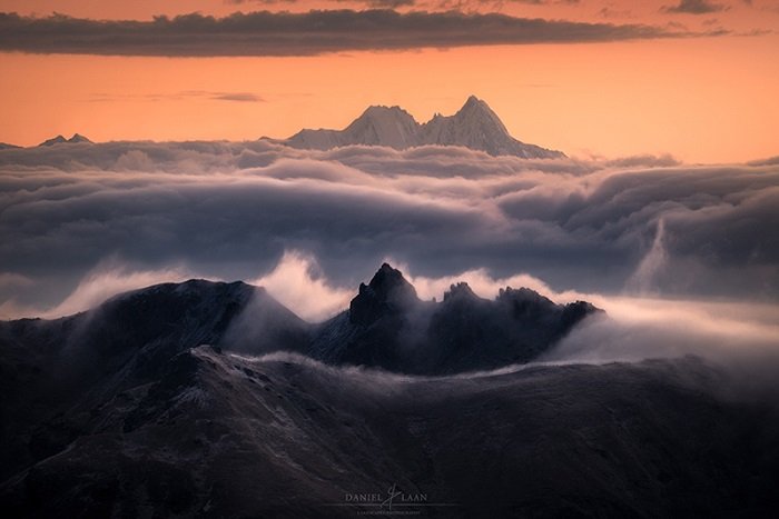 Покраснение неба над морем облаков в величественных Доломитовых Альпах.