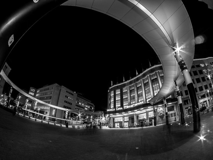 Фотография снаружи центрального вокзала Брюсселя в черно-белом исполнении