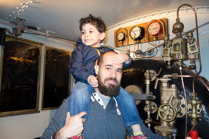 Отец и сын в музее поездов