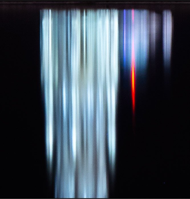 Близкий снимок световых дорожек с длинной выдержкой ночью