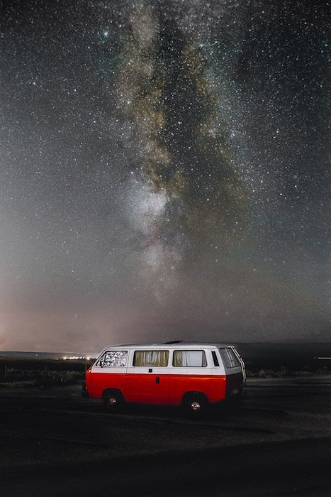 Поразительный снимок млечного пути ночью над красным фургоном