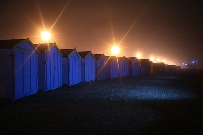 Ночная фотография линии маленьких деревянных хижин