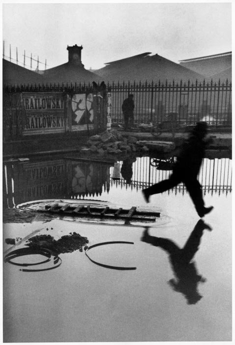 Фотография Анри Картье-Брессона, прыгающего в лужу - композиционные приемы