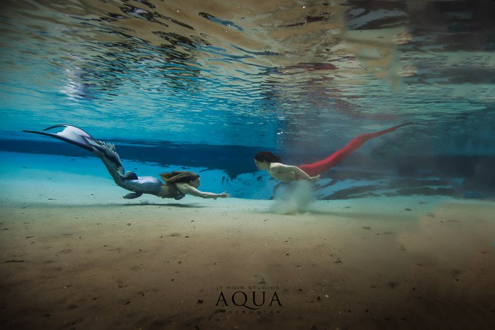 Рекламный снимок подводной фотографии двух русалок