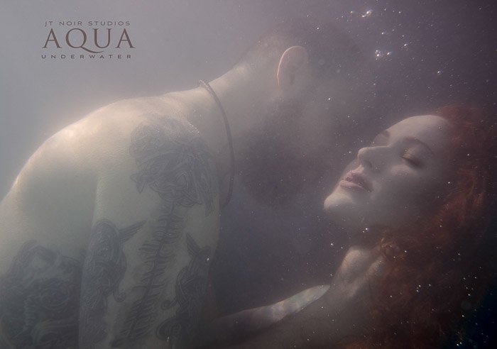 Чувственное рекламное изображение пары, обнимающейся под водой