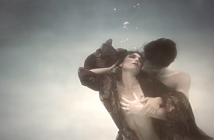 атмосферный снимок пары в страстных объятиях под водой