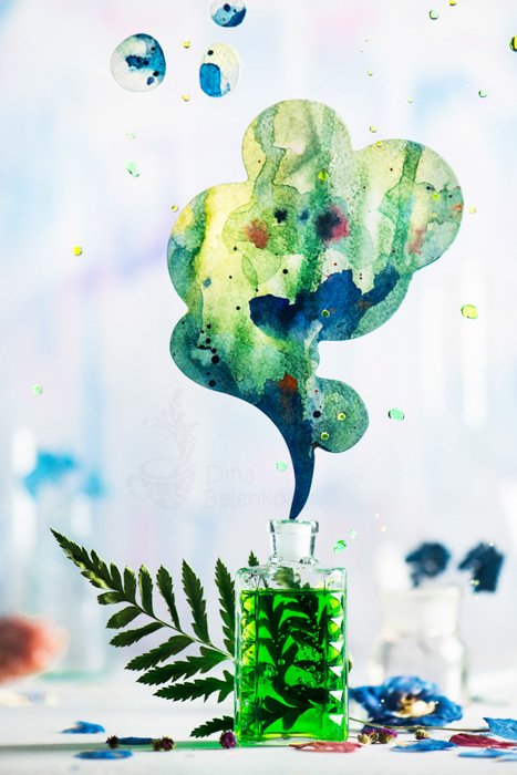 Яркий и воздушный натюрморт с использованием аналогичных цветов - зеленого и синего