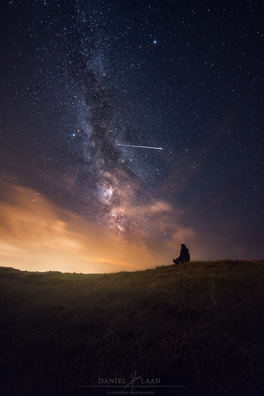 Потрясающий снимок пролетающей над головой МКС, когда человек сидит и смотрит на потрясающее звездное небо над головой