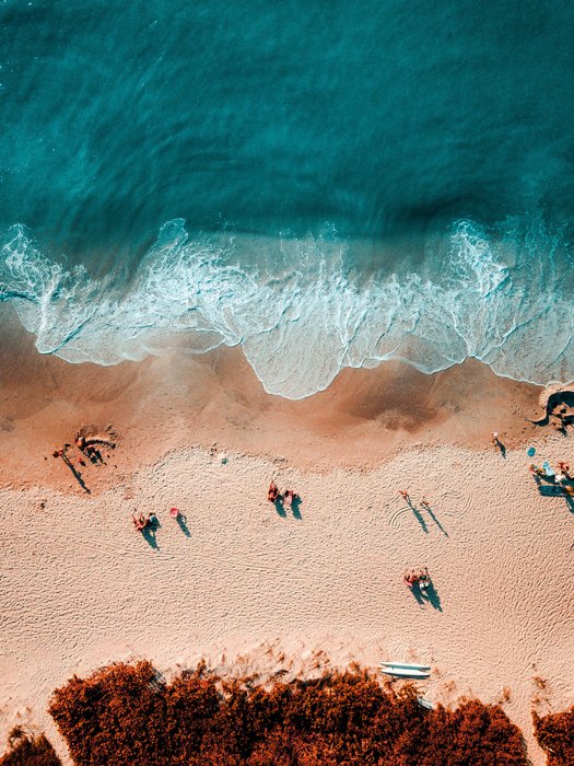 Вид с воздуха на пляж с использованием оранжево-синей цветовой схемы