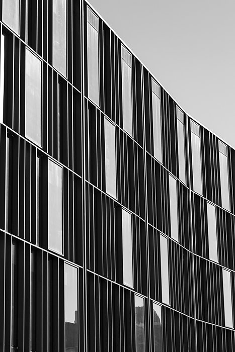 Монохромная фотография многоэтажного здания - лучшие настройки камеры для черно-белых фотографий