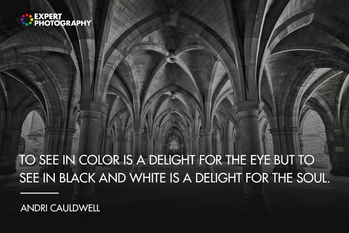 Интерьер каменной церкви, украшенный черно-белыми цитатами Андри Колдуэлла