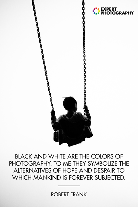 Фотография силуэта маленького мальчика на качелях, наложенная на цитату из черно-белой фотографии Роберта Франка