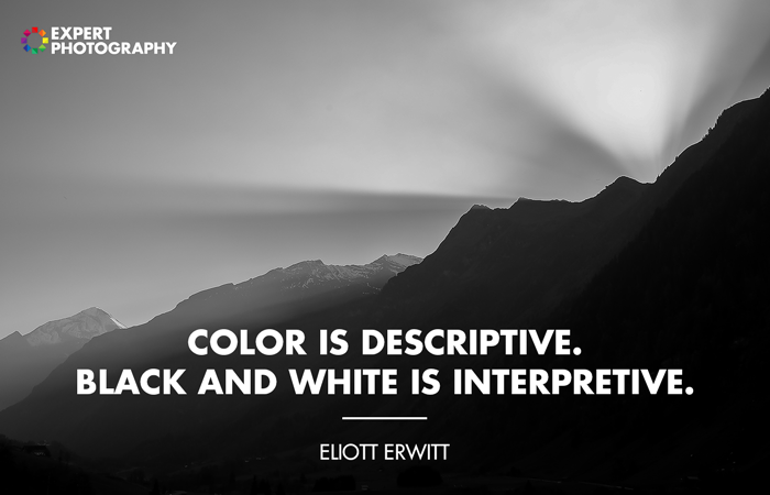 Атмосферная пейзажная фотография горного ландшафта, наложенная на черно-белую цитату Элиота Эрвитта