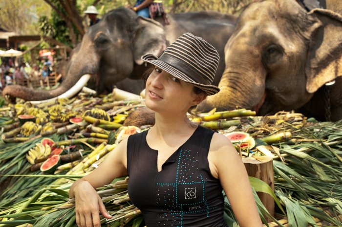 Европейская туристка наслаждается общением со слонами в Национальный день слонов в Таиланде