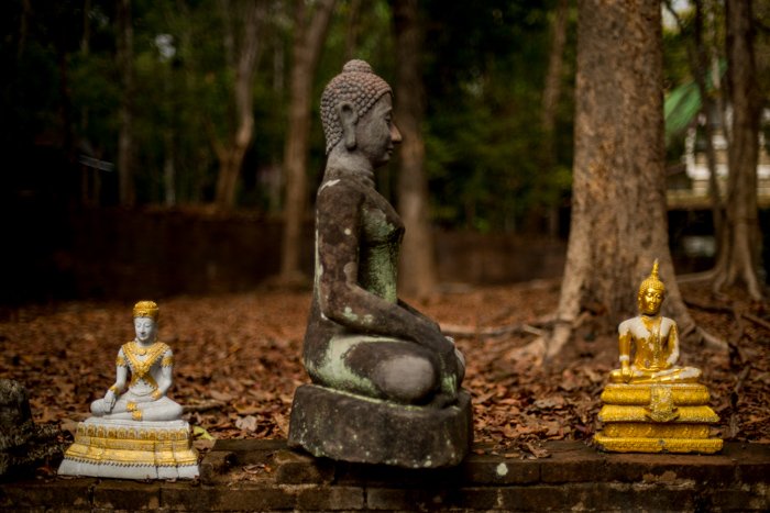 Каменная статуя Будды, сделанная в технике центральной композиции