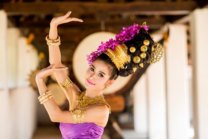 Портрет красивой тайской танцовщицы в центре кадра