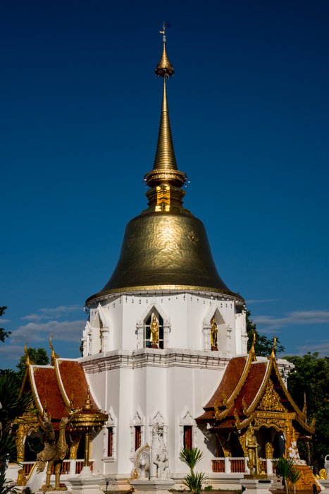 Красивый тайский храм в ясный день