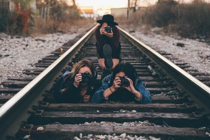 Фото фотографов на железнодорожных путях
