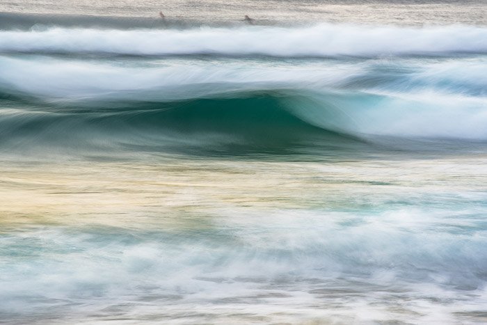 абстрактный морской пейзаж, снятый с использованием длинной экспозиции океанской фотографии, сине-зеленое море, пенистые волны